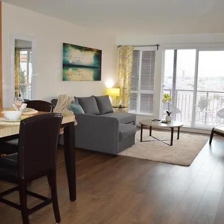 Chic 1Br Steps From Chinatown And Harbour-3