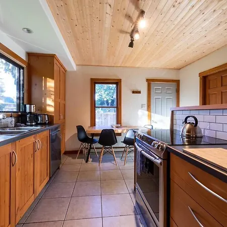 Knotty Pine Lodge-3