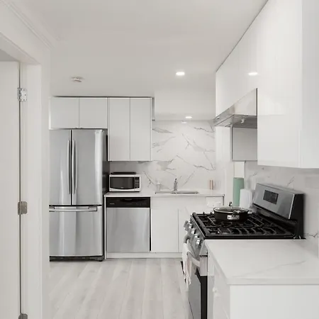 Newly Renovated And Tastefully Furnished 1 Bd- 1Bath Suite-2
