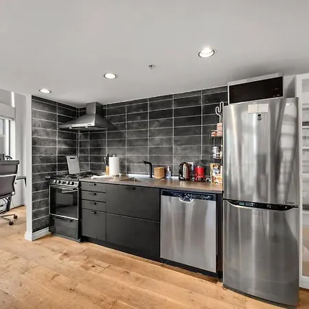 Beautiful Downtown Loft With Full Kitchen-3