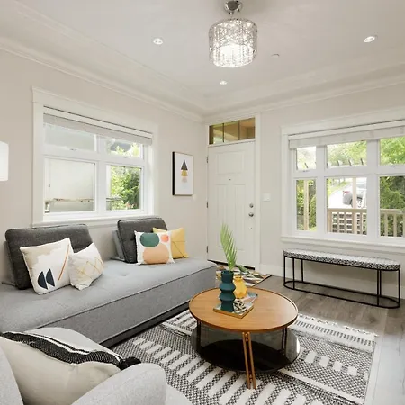 Spacious 5-Bedroom Home In Convenient Vancouver-3