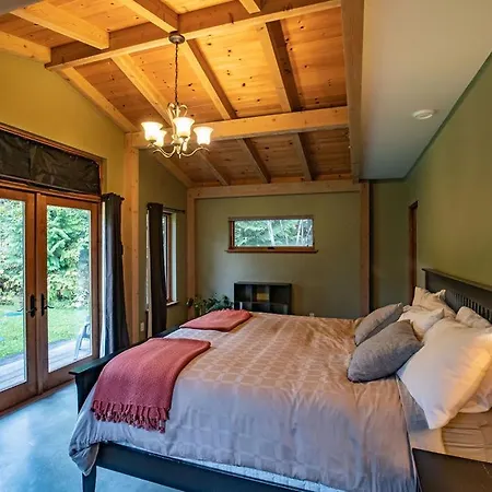 Whyte Mountain Chalet By Revelstoke Vacations-3