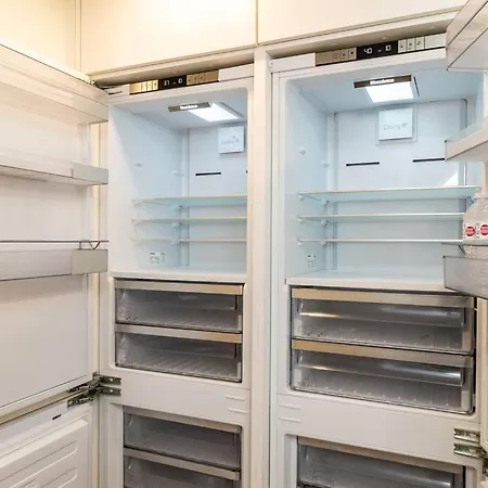 Luxury 2Br Condo W/ Great View In Surrey Center-3