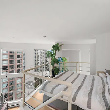 Rare Find Loft With Full Kitchen At Heart Of Downtown-2