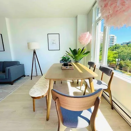 Lovely 2 Bedroom Downtown Suite With Free Parking-3