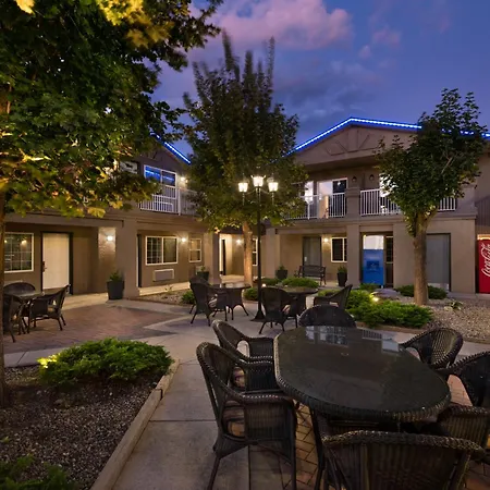 Days Inn By Wyndham Kelowna-2