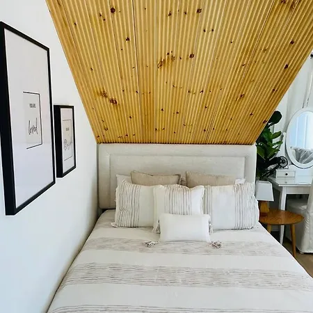 Stylish Cozy One Bedroom Studio With Free Parking-2
