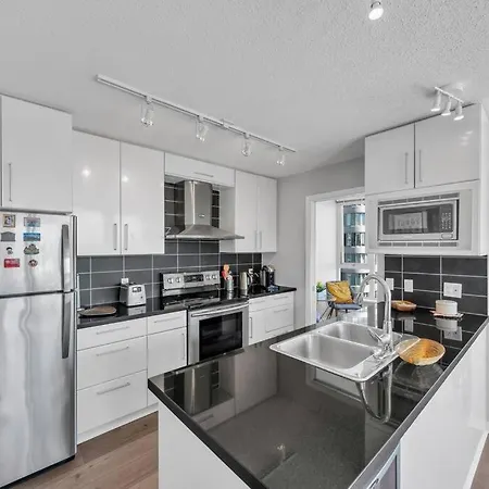 Spacious Dt 2-Bdr High-Rise With View, Pool, Gym-2