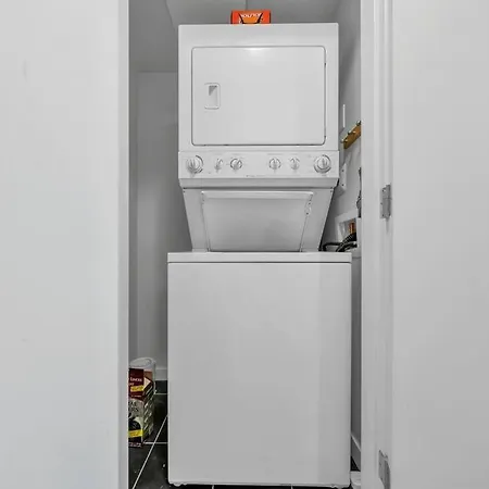 Spacious Dt 2-Bdr High-Rise With View, Pool, Gym-3
