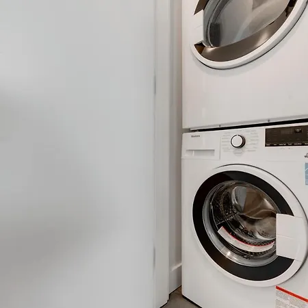 Modern New Apt Near Vancouver Airport With Parking, Storage And Ac-2