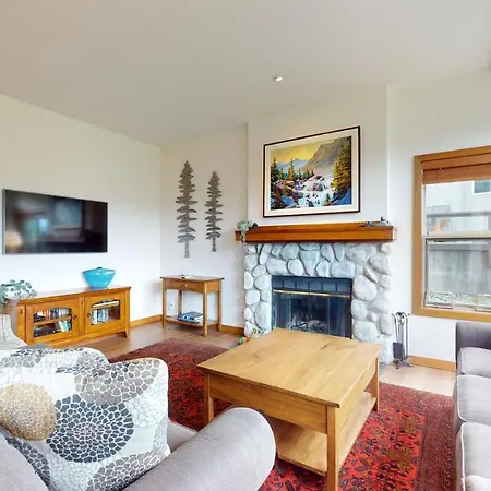 2Br In Blackcomb Greens, Wood Burning Fireplace, Communal Hot Tub, Nature Views-3