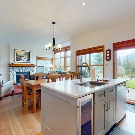 2Br In Blackcomb Greens, Wood Burning Fireplace, Communal Hot Tub, Nature Views-2