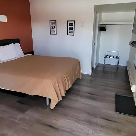 The Revelstoke Gateway Inn-3