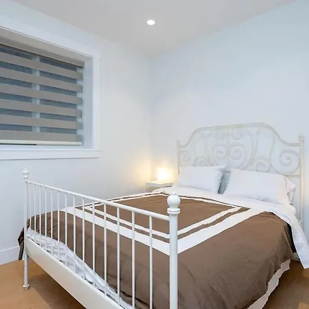 Executive South Surrey 1Br Bright Suite-2