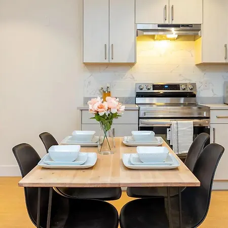 Executive South Surrey 1Br Bright Suite-3