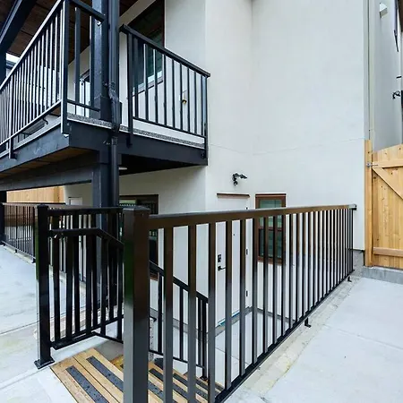 Private Bright 2 Bedroom South Facing Walkout Apt White Rock-2