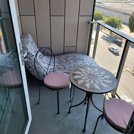 Modern 1-Bedroom Plus Den Condo With Convenient Computer Setup, And Pet-Friendly Environment, An Ideal Accommodation For Travellers-3