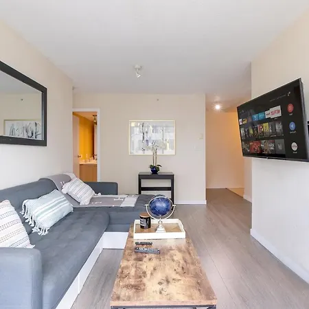 Magnificent 2 Bedroom Downtown Condo With Panoramic Views-3
