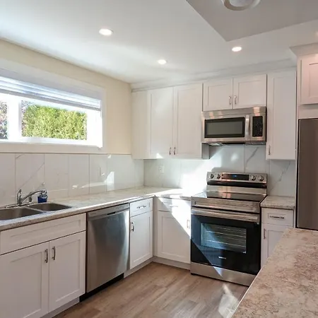 Modern Spacious 1 Bedroom Suite In Desirable Gordon Head Near Mount Douglas Beach-3