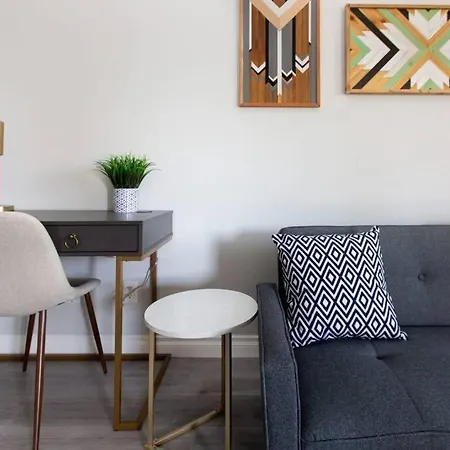 Beautiful & Cozy 1 Bedroom 1 Bath In The Westshore-2