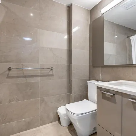 Cozy 1 Bedroom Unit Near Queen Elizabeth Park-2