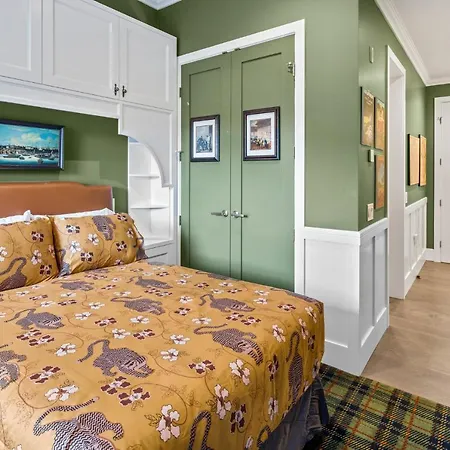 Customs House Gallery Suite By Iris Properties!-3