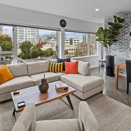Soho Penthouse By Iris Properties!-3