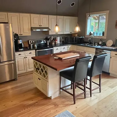 Great Location & Nicely Remodeled Downtown Home-2