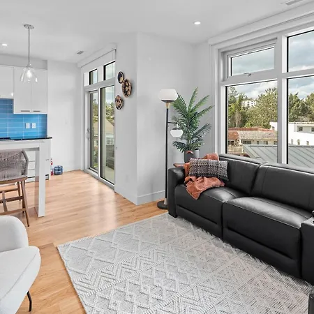 West Bay Topaz By Iris Properties!-3