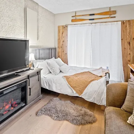 Town And Country Suite By Iris Properties!-3
