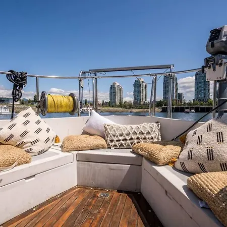 Quaint 2 Bed Trawler W/Rooftop Fire Pit-3