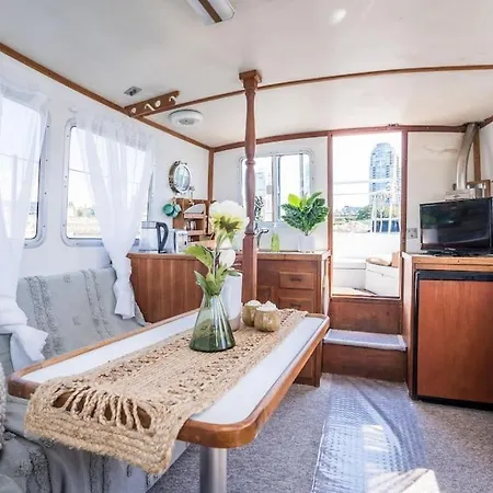 Quaint 2 Bed Trawler W/Rooftop Fire Pit-2