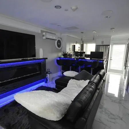 Beautiful Luxury 3 Bed Townhouse-3