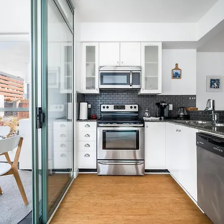 Bright 2 Bedroom Condo Downtown With Free Parking-3