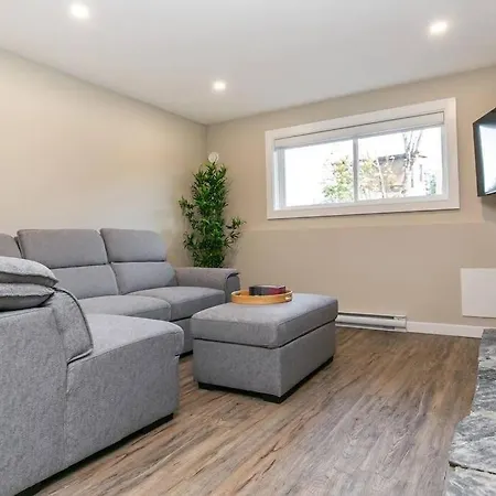 Newly Renovated 2 Bedroom Apt!-2