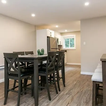 Newly Renovated 2 Bedroom Apt!-3
