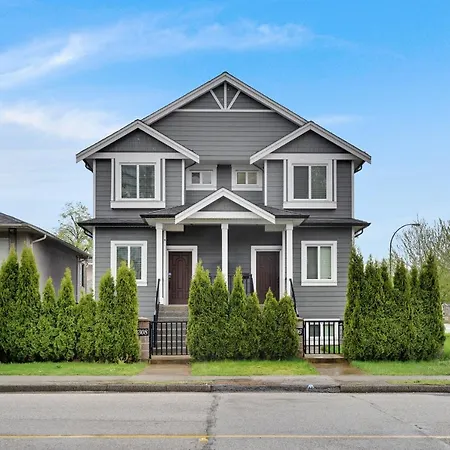 Family-Friendly, 3 Bed House - Private Backyard-Central Location-2