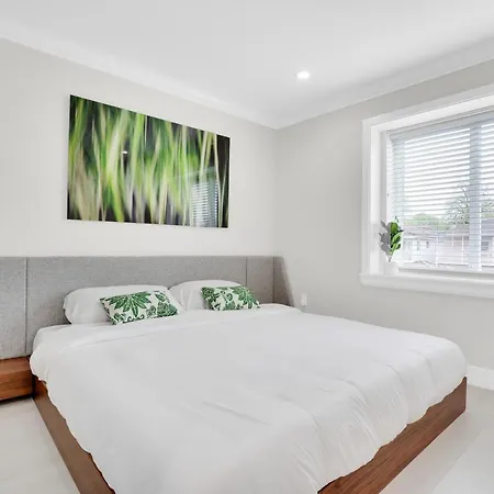 Family-Friendly, 3 Bed House - Private Backyard-Central Location-3