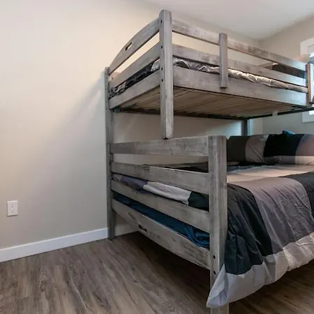 Newly Renovated 3 Bedroom Apartment-2