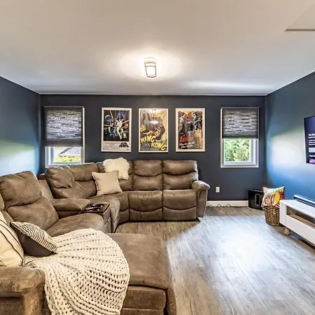 Huge 5Br Home With Pool, Hot Tub & Games Room-3
