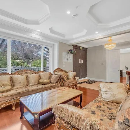 Luxurious Getaway In Vancouver-Private Room With Attached Bathroom-3