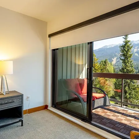 Elegant 4 Bedroom And Loft Whistler Getaway With Breathtaking Mountain Views!-3