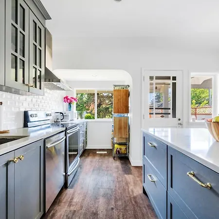 Vancouver Westside Guest House By Host Launch-2