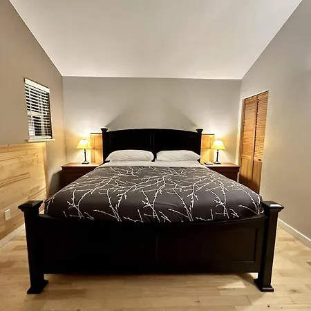 Cozy 2 Bedroom Waterfront Cottage With Hot Tub!-3