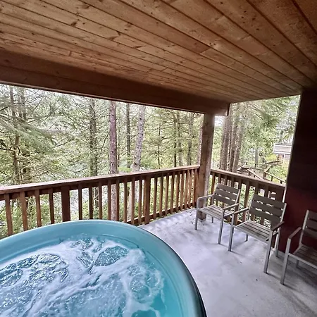 Cozy 2 Bedroom Waterfront Cottage With Hot Tub!-2