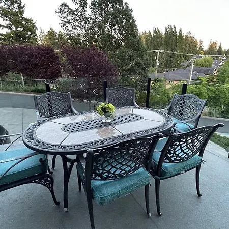 Galloping Goose B&B In Beautiful Victoria-3