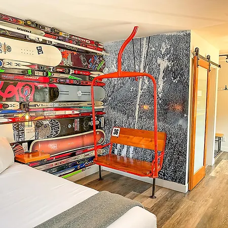 Crash Hotel Squamish-2