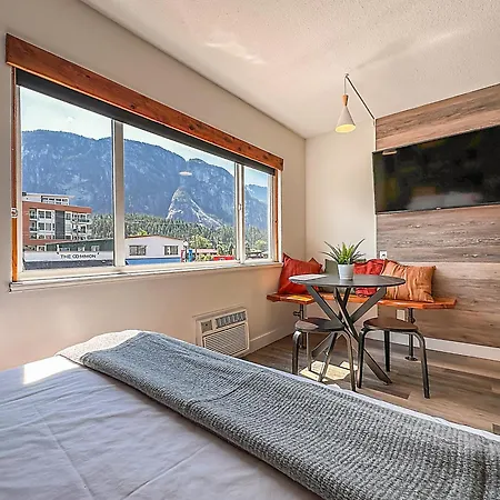 Crash Hotel Squamish-3