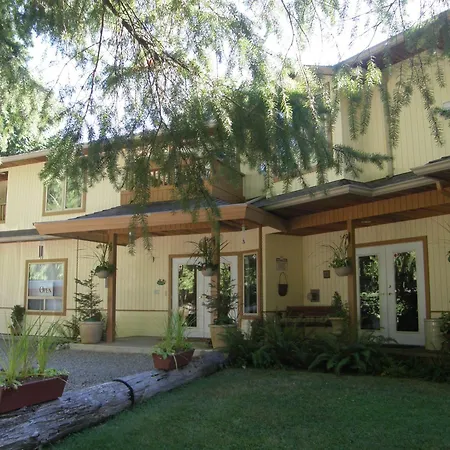 Cedar Wood Lodge Bed & Breakfast Inn-2