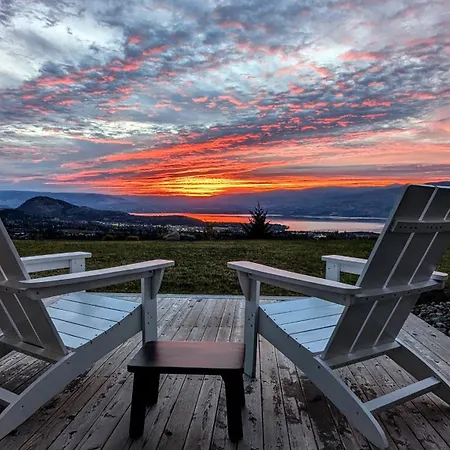 Autumn Lane B&B, Farmhouse Elegance & Stunning Lakeviews-3